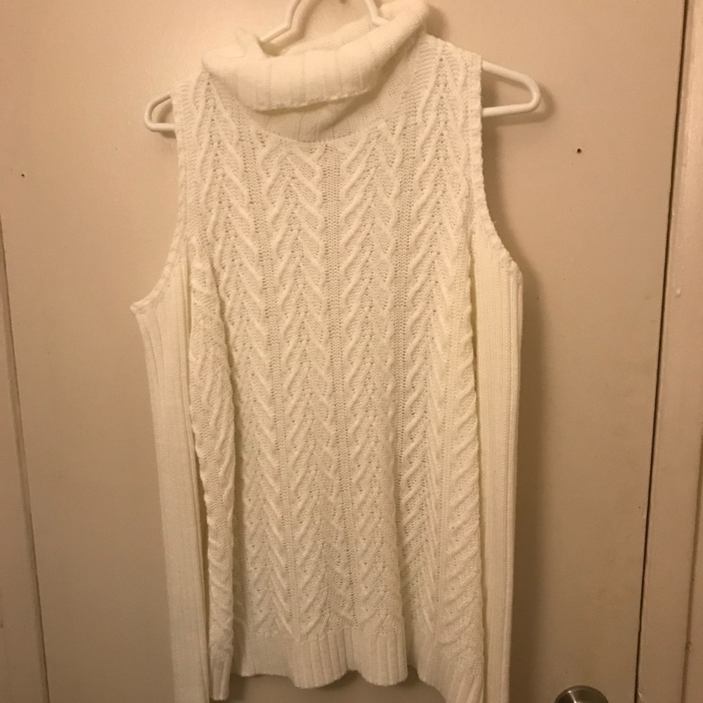 Long sleeve knot sweeter with shoulder cut outs